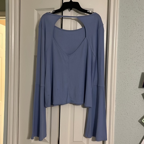 Women’s Hollister Periwinkle Bell Sleeve top with open back - Picture 2 of 3